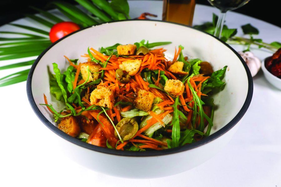 Mango and vegetable salad bowl